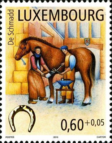 Timbre: mar&eacute;chaux-ferrants au travail, fer &agrave; cheval dor&eacute;